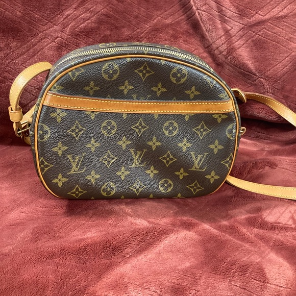 Louis Vuitton Blois Crossbody - Picture 3 of 13